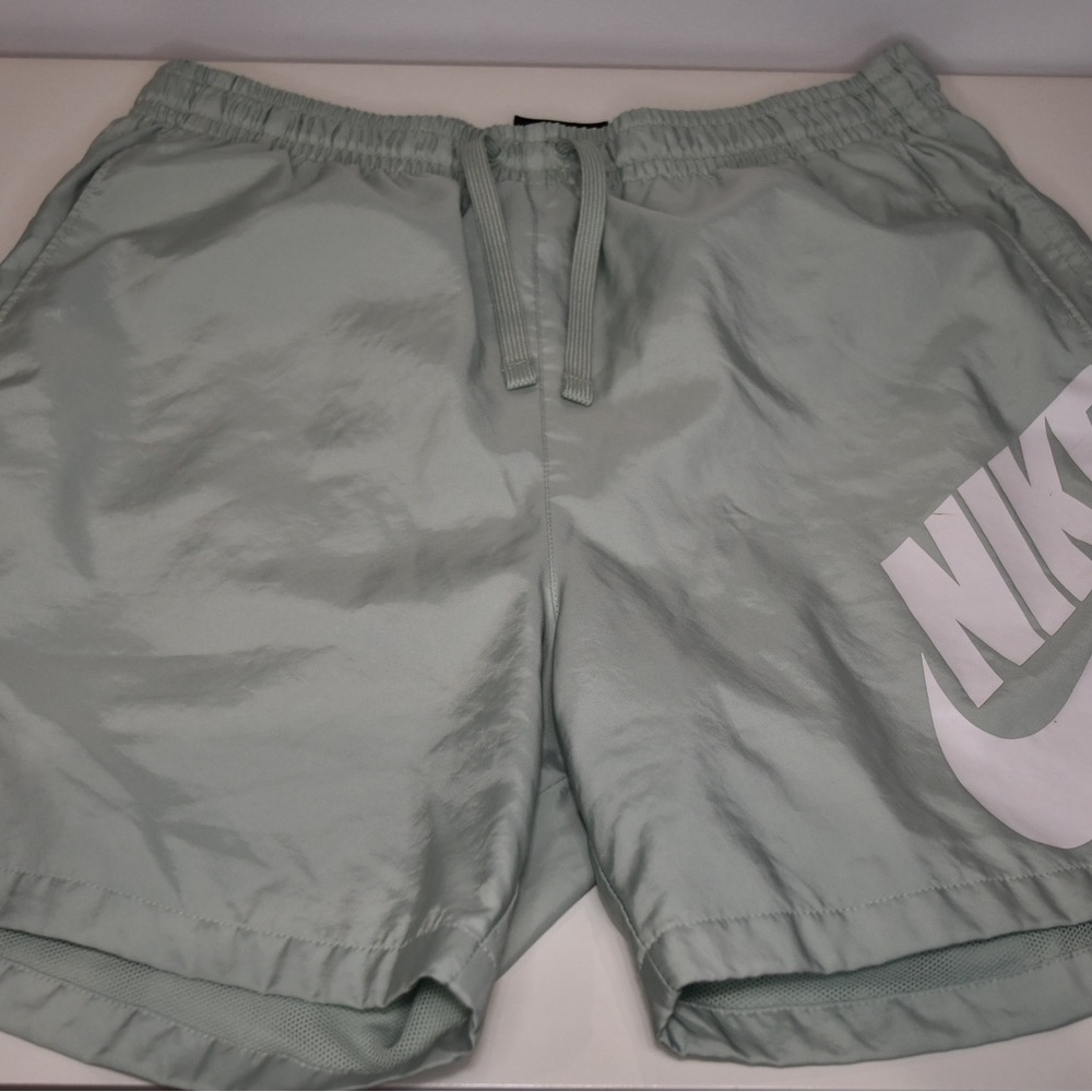 NIKE Mens light green woven shorts